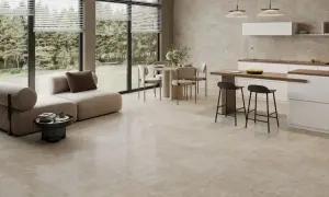 Nowoczesne wnętrze z panoramicznymi oknami, sofą, stołem i kuchnią. Podłoga i ściany pokryte jasną terakotą, która nadaje elegancji.