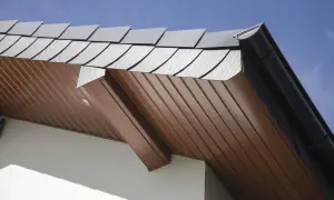 Dachówka struktonit w odcieniu grafitu i brązowe podsufitki tworzą elegancką całość.