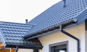 Szary dach z dachówki ceramicznej, idealny do obliczenia, jaka będzie dachówka ceramiczna cena za m2.