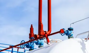 Zawory i rury na białym zbiorniku na gaz. Zastanawiasz się, na ile wystarcza zbiornik na gaz 2700?
