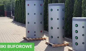 Trzy duże, szare bufory ciepła stoją na paletach. Zastanawiasz się, bufor ciepła 1000l na ile wystarczy?