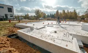Płyta fundamentowa pod garaż w trakcie budowy. Widać zbrojenie i izolację.
