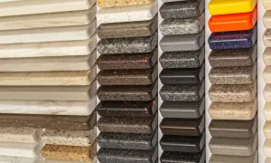 Próbki materiału **korian** w różnych kolorach i wzorach, ułożone w pionowe kolumny.