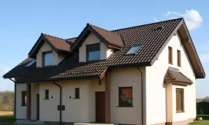 Jasny dom z brązowym dachem i okapami, prezentujący najmodniejsze kolory elewacji.