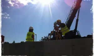 Geodeta na budowie domu: co robi i kiedy jest niezbędny?