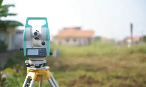 Geodeta a granice działki: Kto decyduje o miedzy?