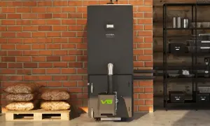Nowoczesny piec na pellet z zielonym logo, obok palety z workami pelletu. Dofinansowanie do pieca na pellet może być Twoje!