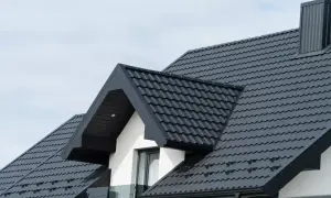 Nowy, ciemny dach z blachy falistej, idealny po wymianie starego pokrycia.