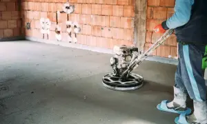 Robot do zacierania betonu wygładza świeżą posadzkę.