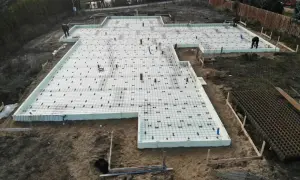 Budowa fundamentów pod dom. Widać zbrojenie i styropian, przygotowane pod szybki beton.