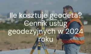 Geodeta w kamizelce odblaskowej z niwelatorem na statywie.