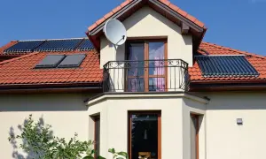 Nowoczesny wykusz w domu z balkonem i kolektorami słonecznymi na dachu.