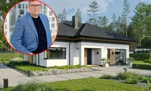 Mężczyzna w garniturze obok nowoczesnego domu. Wizualizacja koszt budowy domu 220m2.