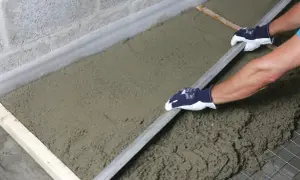 Równanie betonu łopatą. Odpowiedź na pytanie: ile cementu na kubik betonu zależy od klasy betonu.