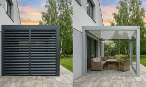 Nowoczesna pergola z przeszklonymi ścianami i meblami wypoczynkowymi, obok zamknięta żaluzjami. Elegancka posadzka z płytek imitujących drewno.