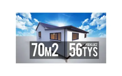 Tani dom pod klucz 70m2 za 56 tys. zł. Biały, nowoczesny budynek z ciemnym dachem i oknami, na tle błękitnego nieba z chmurami.