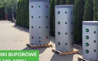 Trzy duże, szare bufory ciepła stoją na paletach. Zastanawiasz się, bufor ciepła 1000l na ile wystarczy?