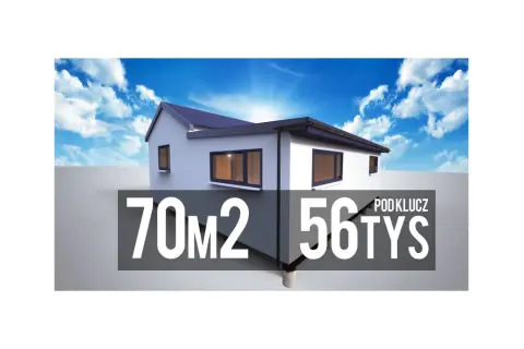 Tani dom pod klucz 70m2 za 56 tys. zł. Biały, nowoczesny budynek z ciemnym dachem i oknami, na tle błękitnego nieba z chmurami.