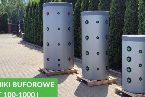 Trzy duże, szare bufory ciepła stoją na paletach. Zastanawiasz się, bufor ciepła 1000l na ile wystarczy?