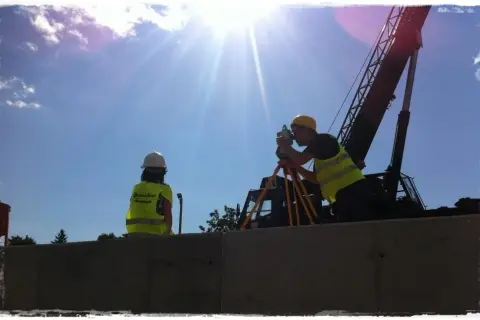 Geodeta na budowie domu: co robi i kiedy jest niezbędny?