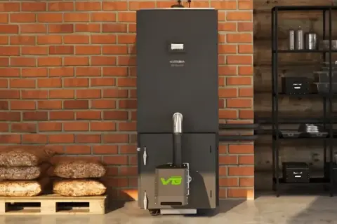Nowoczesny piec na pellet z zielonym logo, obok palety z workami pelletu. Dofinansowanie do pieca na pellet może być Twoje!