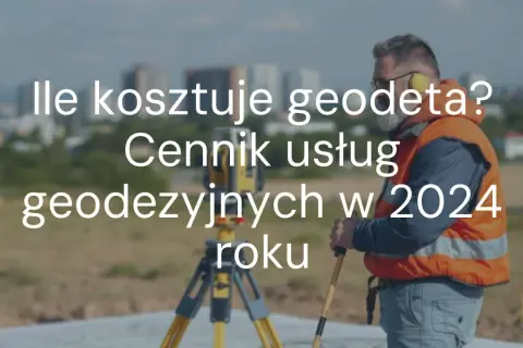 Geodeta w kamizelce odblaskowej z niwelatorem na statywie.
