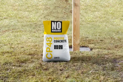 Worek z betonem CP48 Postfix Concrete, idealny do stabilizacji słupków. To beton c12/15, który szybko wiąże i jest wodoodporny.