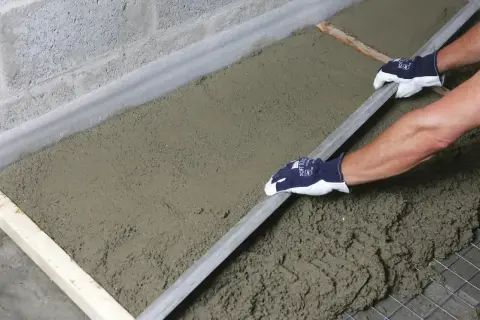 Równanie betonu łopatą. Odpowiedź na pytanie: ile cementu na kubik betonu zależy od klasy betonu.