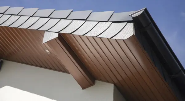 Dachówka struktonit w odcieniu grafitu i brązowe podsufitki tworzą elegancką całość.