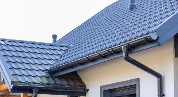 Szary dach z dachówki ceramicznej, idealny do obliczenia, jaka będzie dachówka ceramiczna cena za m2.