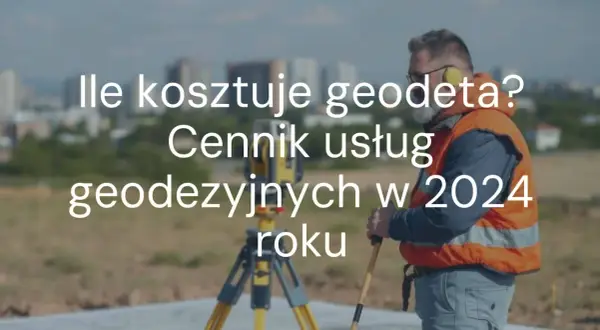 Geodeta w kamizelce odblaskowej z niwelatorem na statywie.