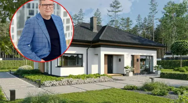 Mężczyzna w garniturze obok nowoczesnego domu. Wizualizacja koszt budowy domu 220m2.