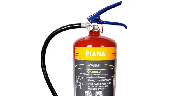 Czerwona gaśnica pianowa, idealna do domu, z wyraźnym napisem "PIANA" i instrukcją użycia.