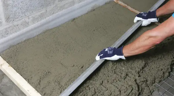 Równanie betonu łopatą. Odpowiedź na pytanie: ile cementu na kubik betonu zależy od klasy betonu.