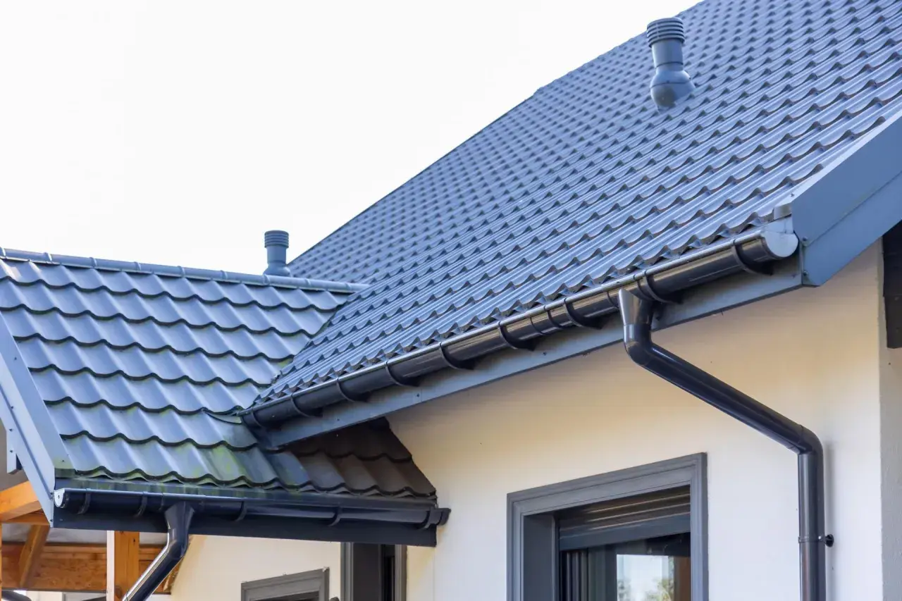 Szary dach z dachówki ceramicznej, idealny do obliczenia, jaka będzie dachówka ceramiczna cena za m2.