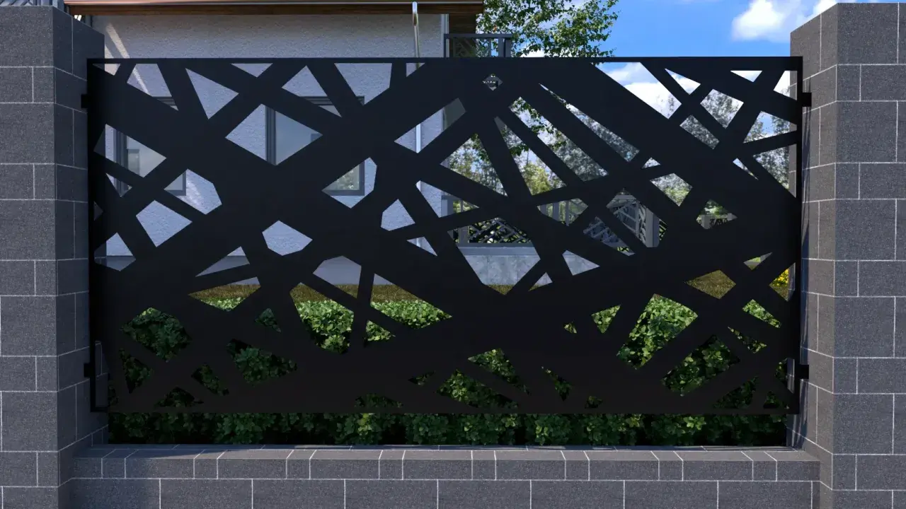 Czarna, ażurowa metalowa przegroda z geometrycznym wzorem, osadzona między kamiennymi słupkami.