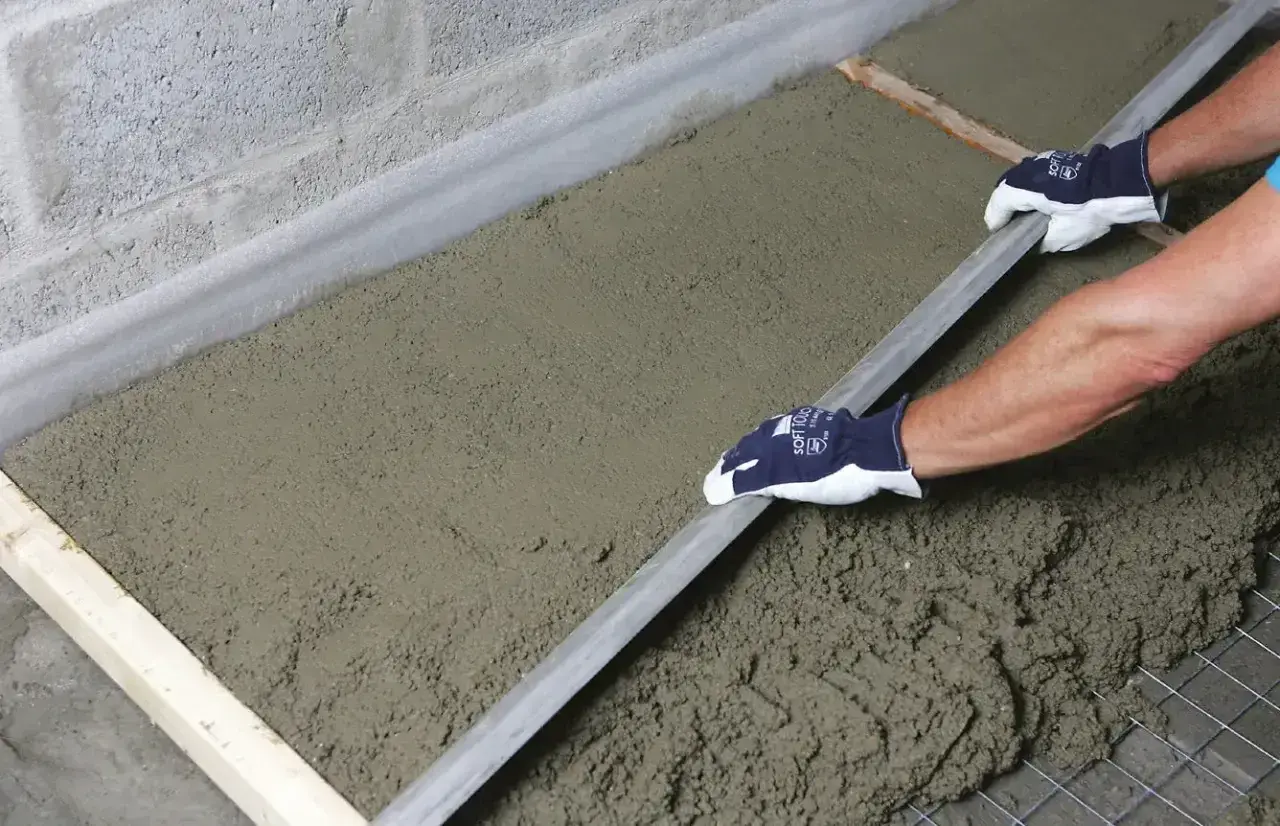 Równanie betonu łopatą. Odpowiedź na pytanie: ile cementu na kubik betonu zależy od klasy betonu.