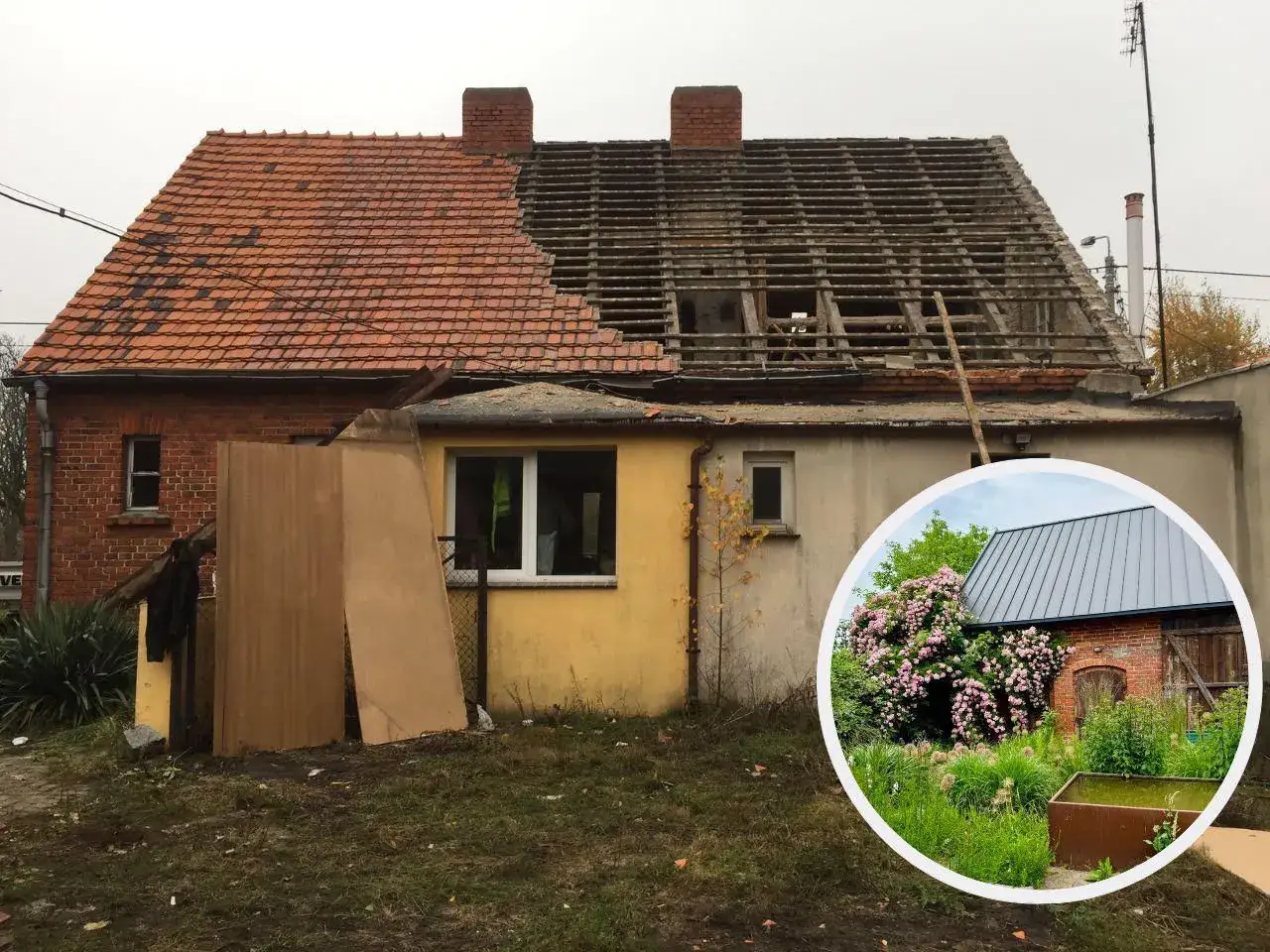 Remont starego domu w toku. Część dachu rozebrana, widoczne drewniane elementy konstrukcji. W okrągłej wstawce uroczy zakątek z kwitnącym krzewem i ceglanym budynkiem.