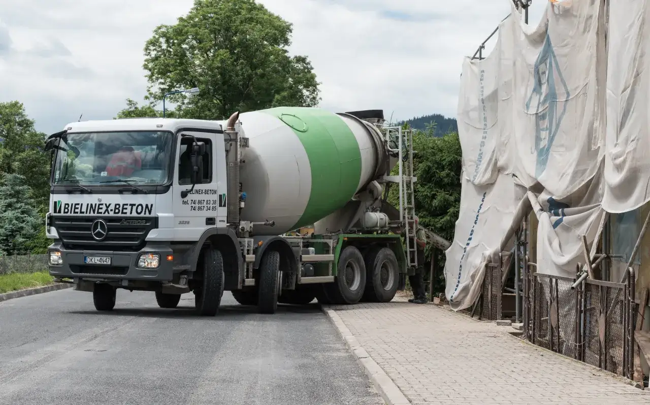 Betonomieszarka samochodowa gruszka na budowie
