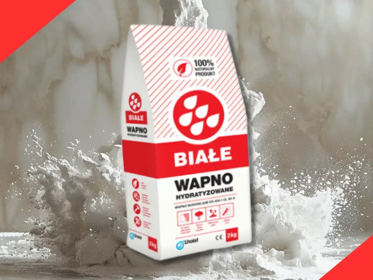 Białe wapno hydratyzowane w worku, otoczone chmurą pyłu. Idealne do prac budowlanych, to naturalny produkt.
