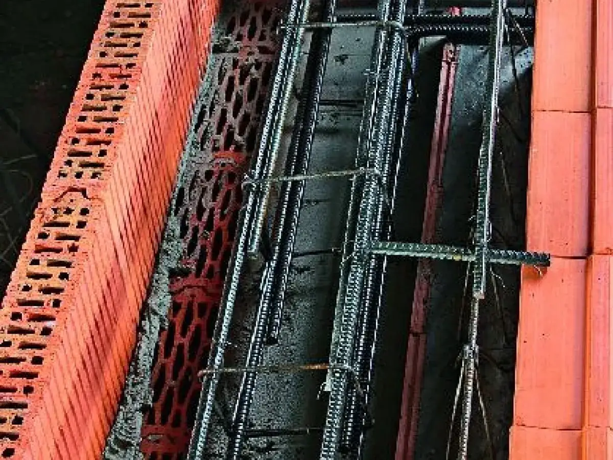 Zbrojenie tworzące wieniec stropowy, otoczone cegłami ceramicznymi.
