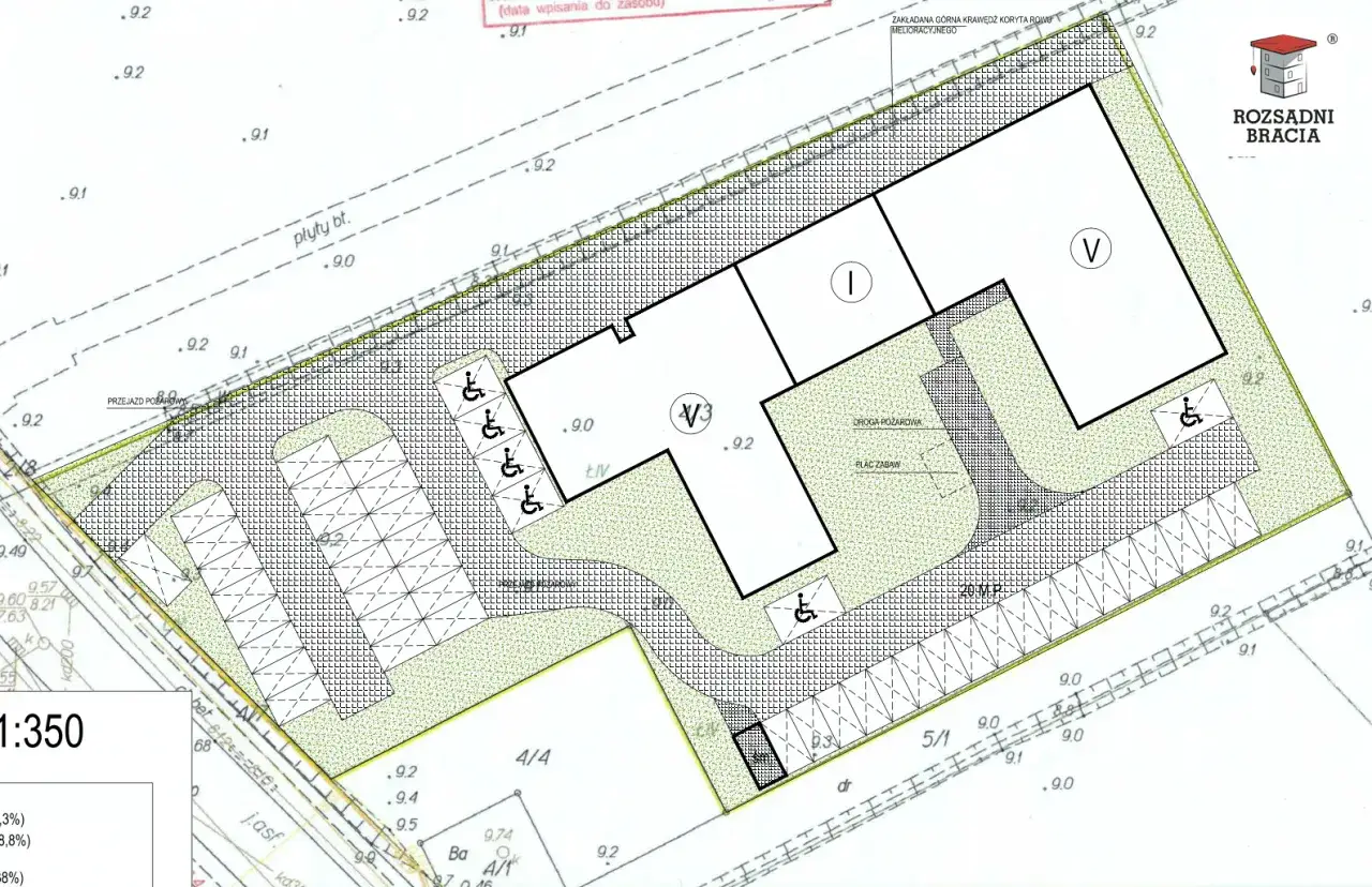 Plan zagospodarowania terenu dla domu wielorodzinnego z zaznaczonymi miejscami parkingowymi, placem zabaw i drogą pożarową.