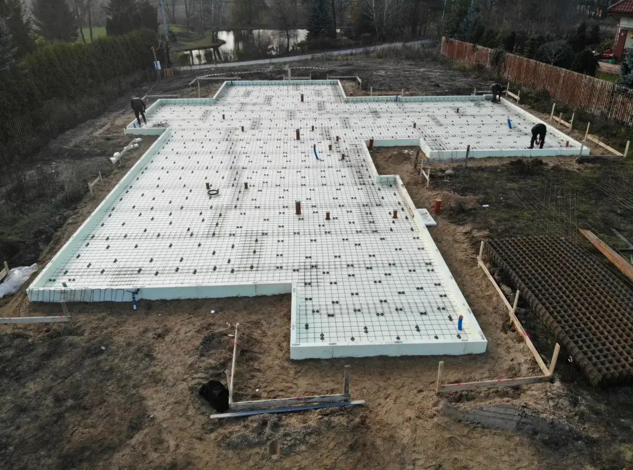 Budowa płyty fundamentowej pod garaż. Widać zbrojenie i izolację.
