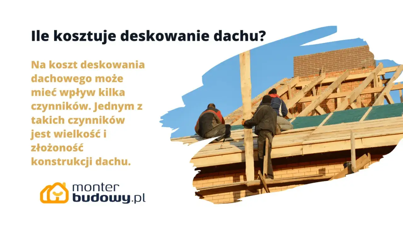 Pracownicy budują dach, a tekst informuje o czynnikach wpływających na deskowanie dachu cena.