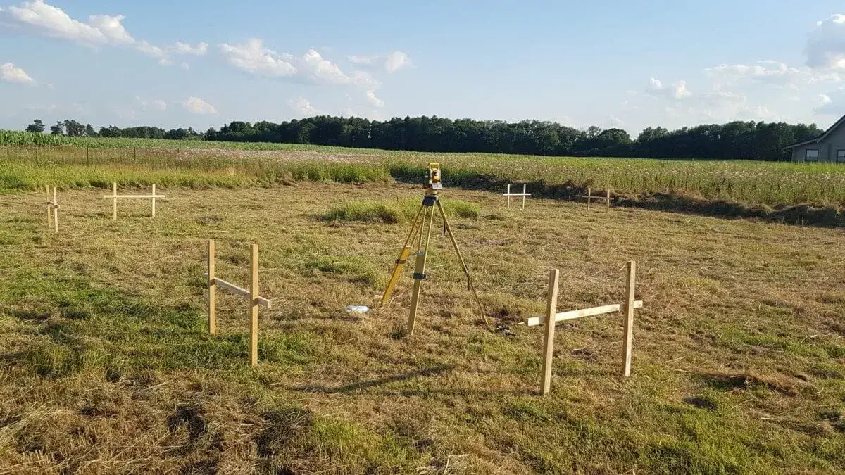 Geodeta na budowie tyczenie budynku