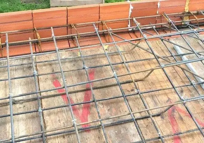 przykłady zbrojenia górnego w stropie monolitycznym i gęstożebrowym