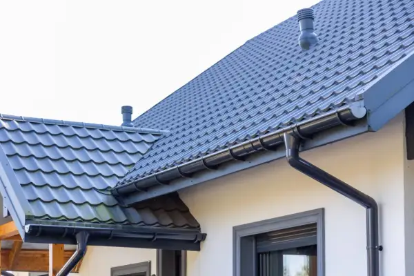 Szary dach z dachówki ceramicznej, idealny do obliczenia, jaka będzie dachówka ceramiczna cena za m2.