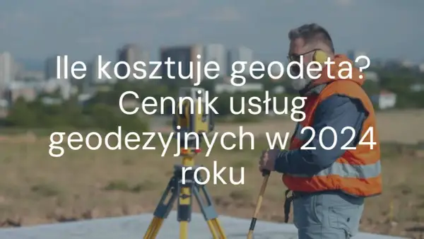 Geodeta w kamizelce odblaskowej z niwelatorem na statywie.