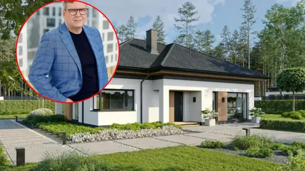 Mężczyzna w garniturze obok nowoczesnego domu. Wizualizacja koszt budowy domu 220m2.